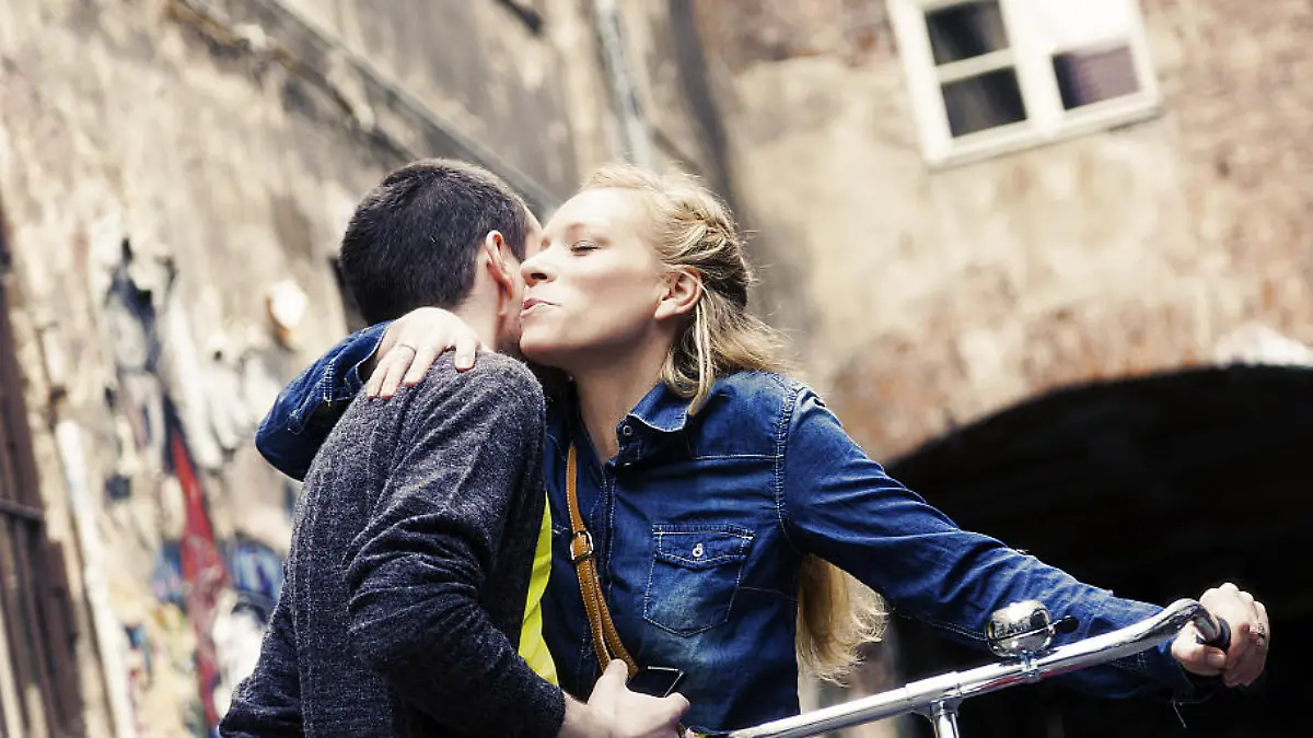 2, 3 oder 4 Küsschen? So begrüßen sich die Franzosen ABC der Begrüßungen