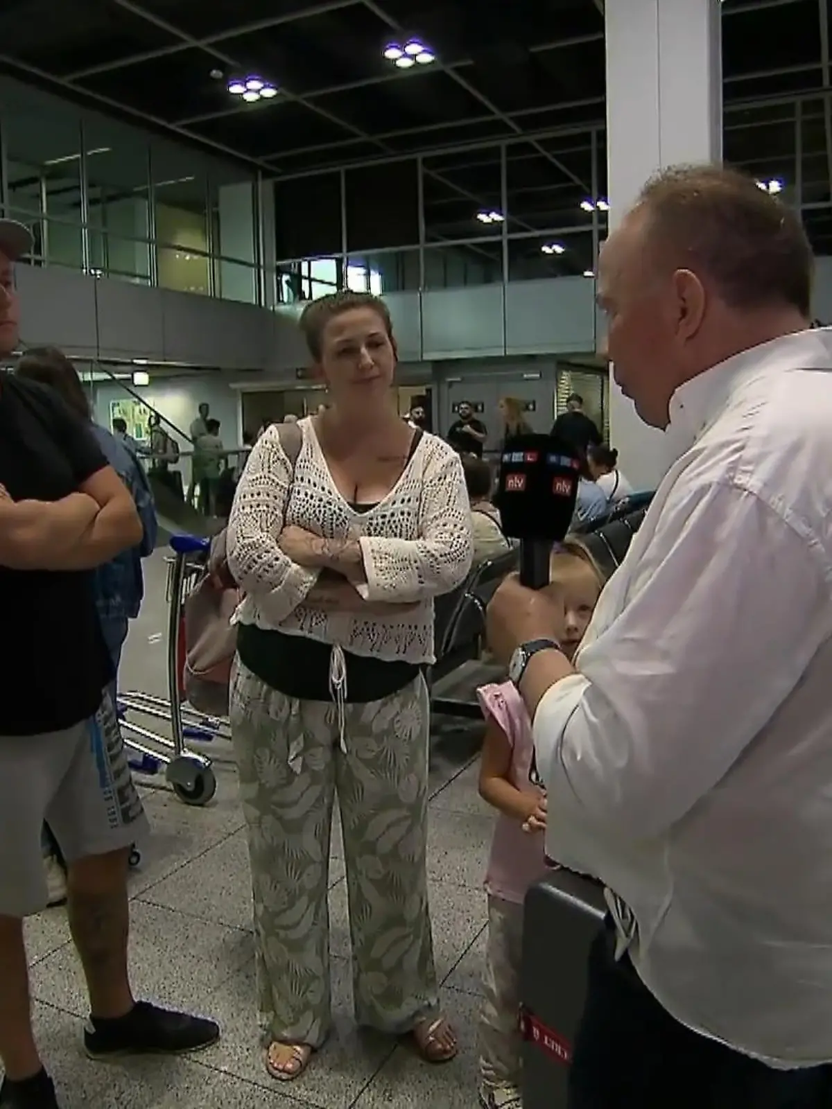 RTL-Reporter Ulrich Klose ist in Düsseldorf am Flughafen und schaut sich das Chaos zu Beginn der Sommerferien in NRW live an.