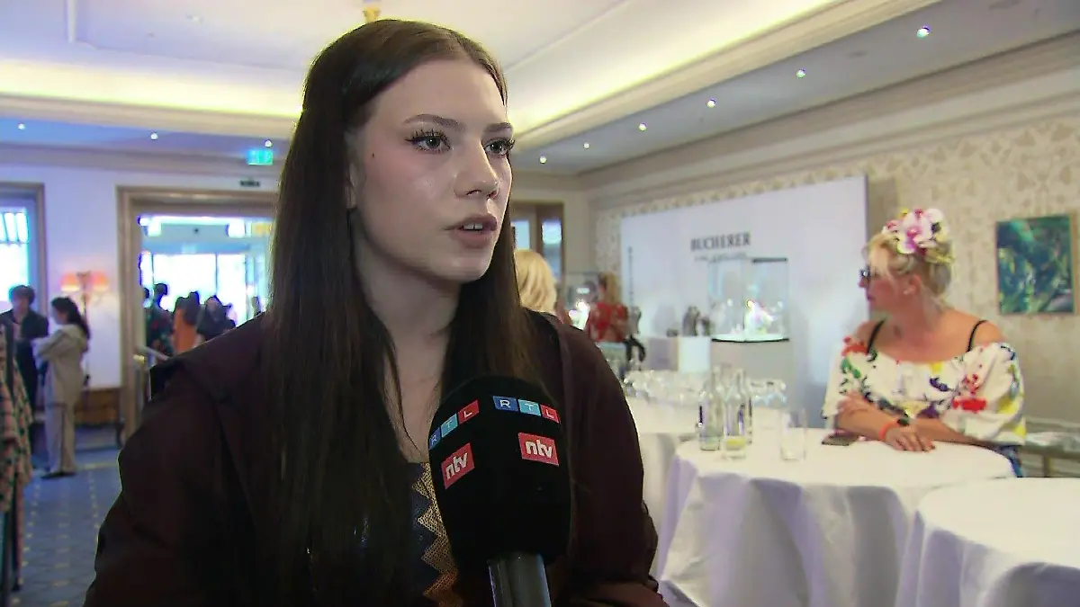 Sophie trägt Anja Gockel