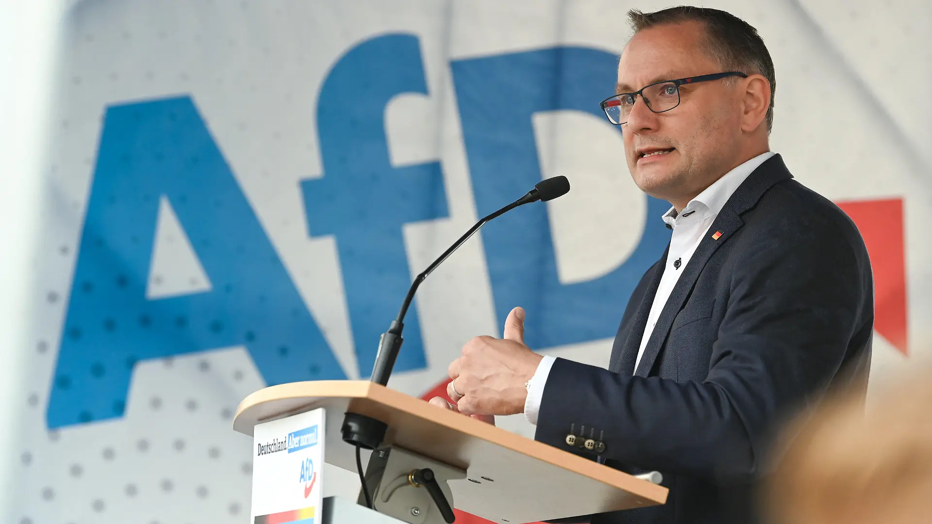 01.07.2023, Sachsen-Anhalt, Magdeburg: Tino Chrupalla, Bundessprecher der AfD, spricht auf einer AfD-Kundgebung unter dem Motto «Friede und Souveränität für Europa!» auf dem Alten Markt. Auf der Kundgebung haben AfD-Landes- und Bundespolitiker die Europäische Union kritisiert und Veränderungen gefordert. Foto: Heiko Rebsch/dpa +++ dpa-Bildfunk +++