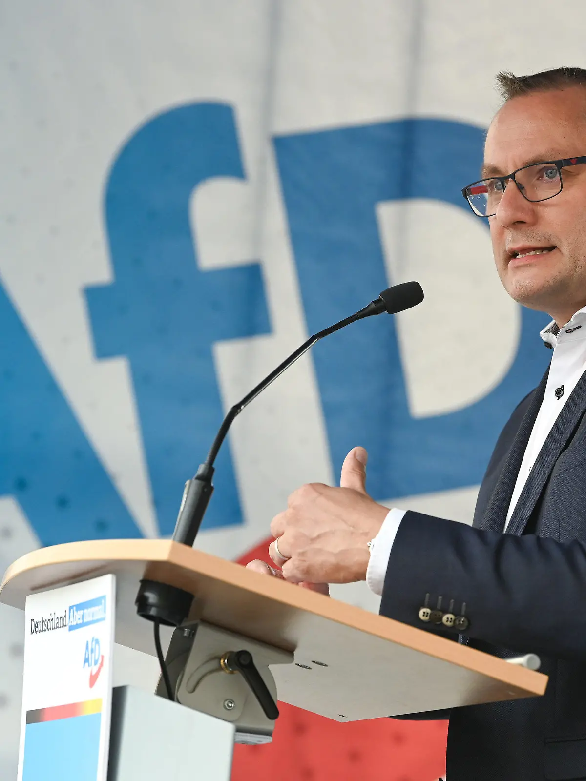 01.07.2023, Sachsen-Anhalt, Magdeburg: Tino Chrupalla, Bundessprecher der AfD, spricht auf einer AfD-Kundgebung unter dem Motto «Friede und Souveränität für Europa!» auf dem Alten Markt. Auf der Kundgebung haben AfD-Landes- und Bundespolitiker die Europäische Union kritisiert und Veränderungen gefordert. Foto: Heiko Rebsch/dpa +++ dpa-Bildfunk +++