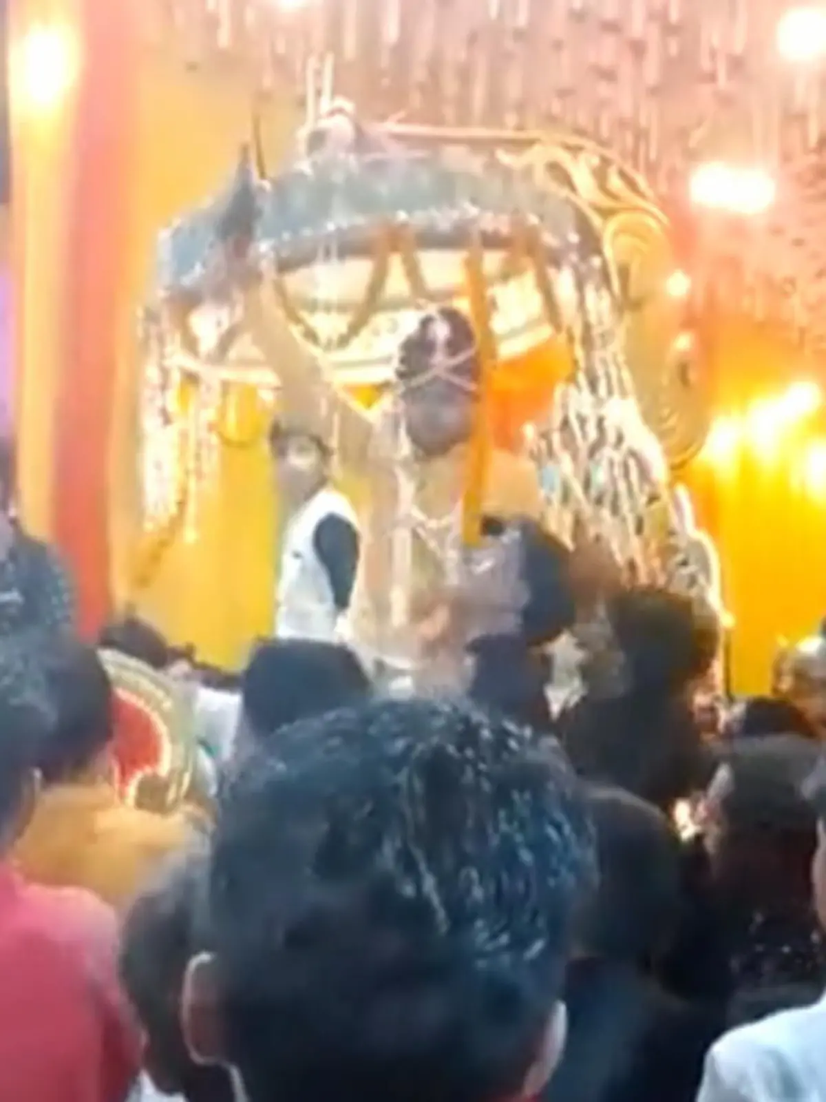 Ein indischer Bräutigam will die Stimmung auf seiner Hochzeit weiter anheizen, dafür schnappt er sich die Pistole von seinem Kumpel und feuert sie ab – mit dramatischen Folgen. Er tötet versehentlich einen Freund.