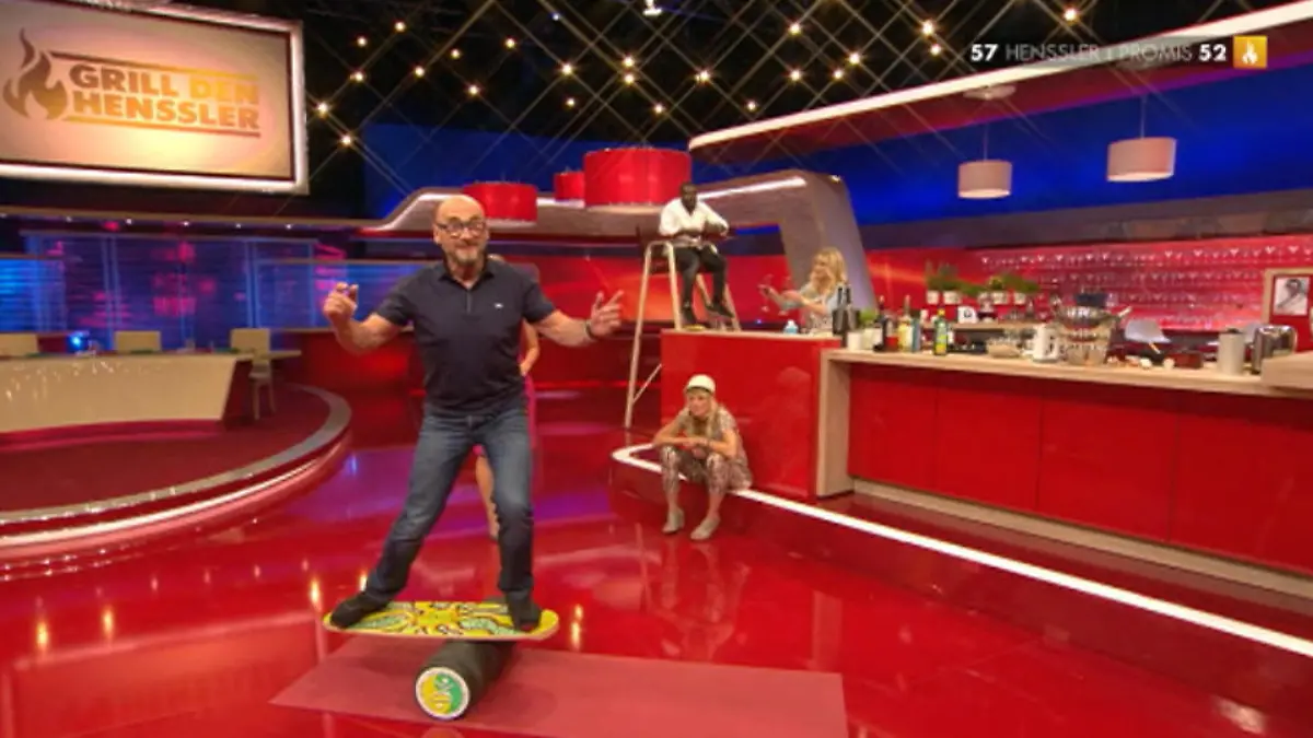 Jochen Schweizer beweist sein Können auf dem Balance-Board Surfkurs bei "Grill den Henssler"