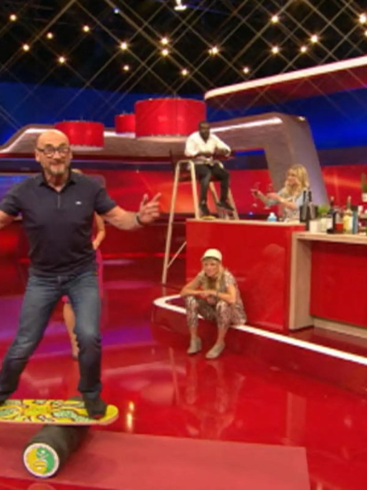 Bild zu: "Jochen Schweizer beweist sein Können auf dem Balance-Board"