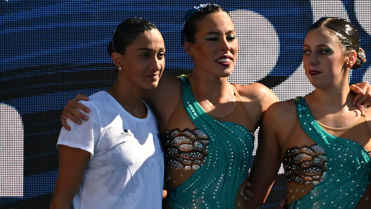 US artistic swimmer Anita Alvarez, left, joints with the United States team during the Women Team Free final of artistic swimming at the 19th FINA World Championships in Budapest, Hungary, Friday, June 24, 2022. (AP Photo/Anna Szilagyi)