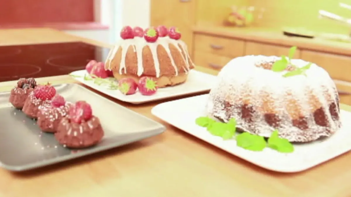 Ein Teig – drei verschiedene Kuchen Gugelhupf-Varianten: Zitrone-Rosmarin, Mini und mit Pflaumen