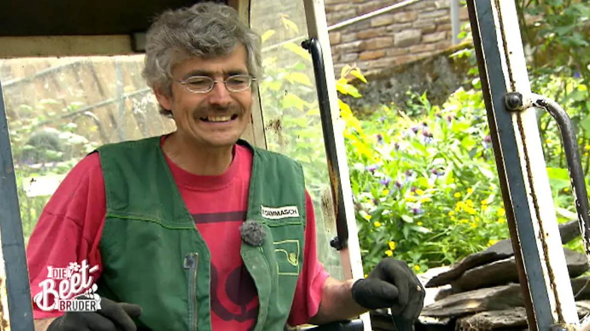 Der Bagger muss irgendwie auf den Hang Tag 2