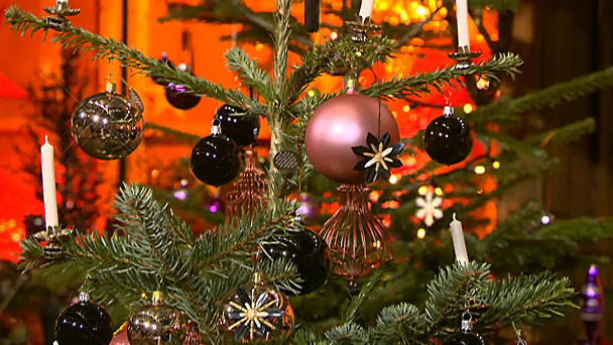 Dekotipps für den Weihnachtsbaum Trendig in schwarz oder lieber kitschig?