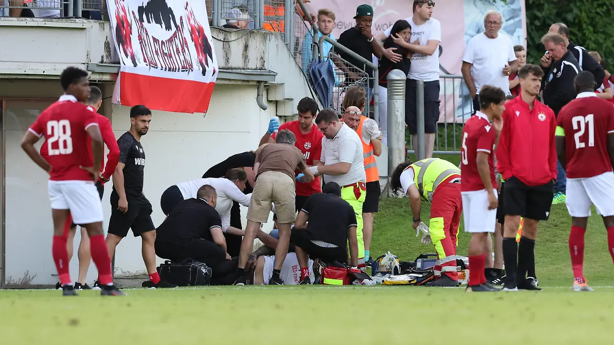SOCCER - RBS vs CSKA, test match ANIF,AUSTRIA,24.JUN.22 - SOCCER - ADMIRAL Bundesliga, A Grupa, Red Bull Salzburg vs PFC CSKA Sofia, test match. Image shows a medical treatment of a spectator. PUBLICATIONxNOTxINxAUTxSUIxSWE GEPAxpictures/xDavidxGeieregger