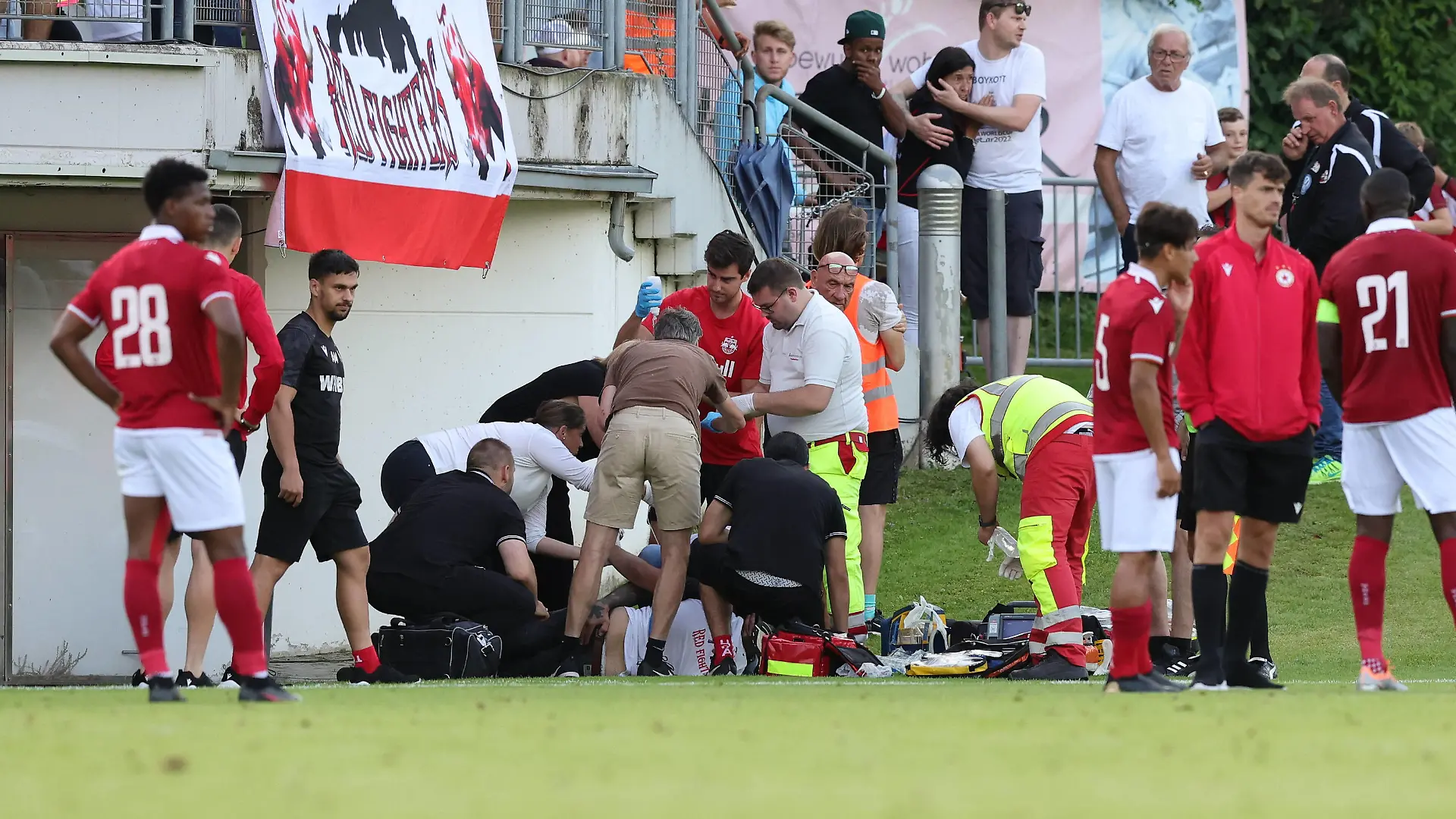 SOCCER - RBS vs CSKA, test match ANIF,AUSTRIA,24.JUN.22 - SOCCER - ADMIRAL Bundesliga, A Grupa, Red Bull Salzburg vs PFC CSKA Sofia, test match. Image shows a medical treatment of a spectator. PUBLICATIONxNOTxINxAUTxSUIxSWE GEPAxpictures/xDavidxGeieregger