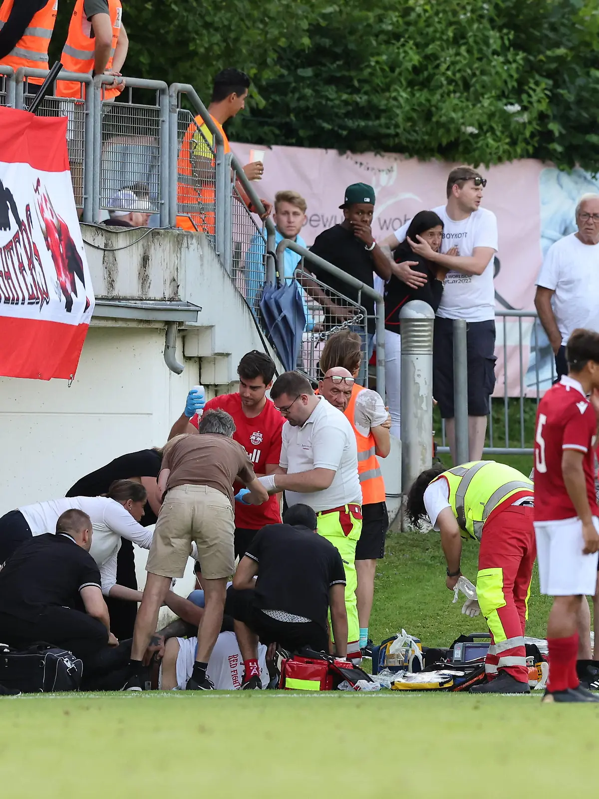 SOCCER - RBS vs CSKA, test match ANIF,AUSTRIA,24.JUN.22 - SOCCER - ADMIRAL Bundesliga, A Grupa, Red Bull Salzburg vs PFC CSKA Sofia, test match. Image shows a medical treatment of a spectator. PUBLICATIONxNOTxINxAUTxSUIxSWE GEPAxpictures/xDavidxGeieregger 