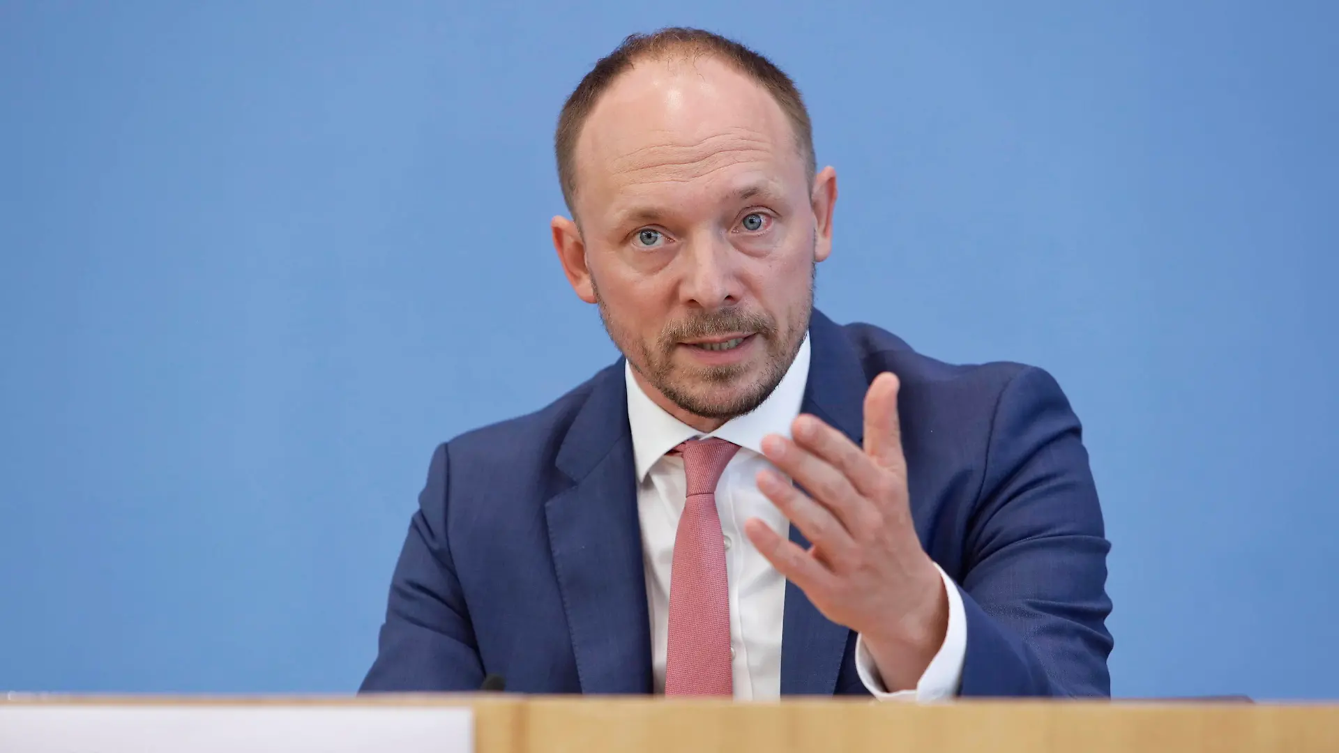  16.09.2020, Berlin, Deutschland - Pressekonferenz: Vorstellung des Jahresberichts zum Stand der deutschen Einheit. Foto: Marco Wanderwitz, CDU, Beauftragter der Bundesregierung fuer die neuen Bundeslaender und Parlamentarischer Staatssekretaer beim Bundesminister fuer Wirtschaft und Energie. *** 16 09 2020, Berlin, Germany Press conference Presentation of the annual report on the state of German unity Photo Marco Wanderwitz, CDU, Federal Government Commissioner for the New States and Parliamentary State Secretary to the Federal Minister of Economics and Energy