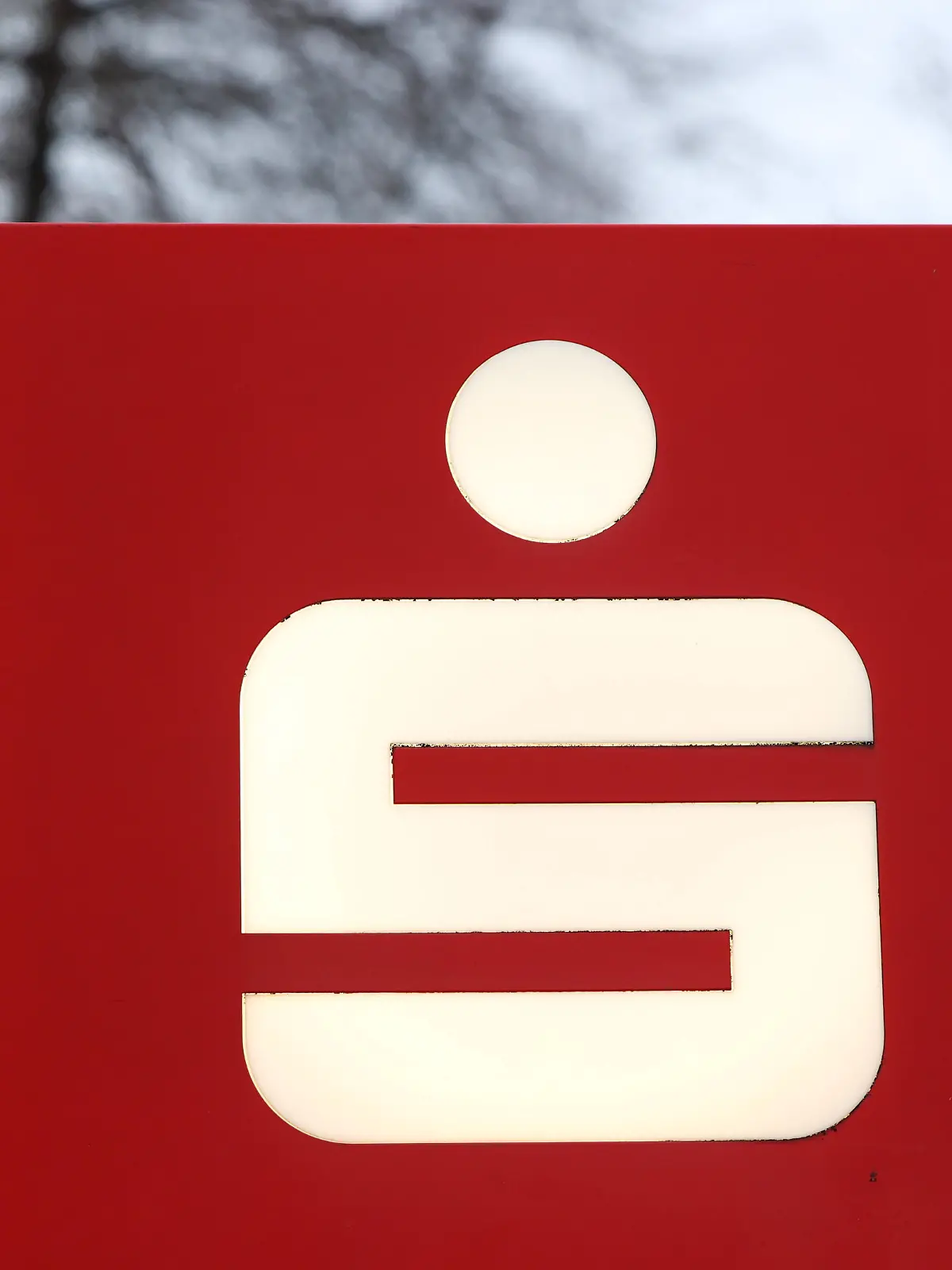 Logo einer Sparkasse am 30.01.2023 in München Sparkassen sind deutsche Kreditinstitute, die Dienstleistungen im Geldverkehr mit allen Kundengruppen betreiben dürfen. Foto: Revierfoto