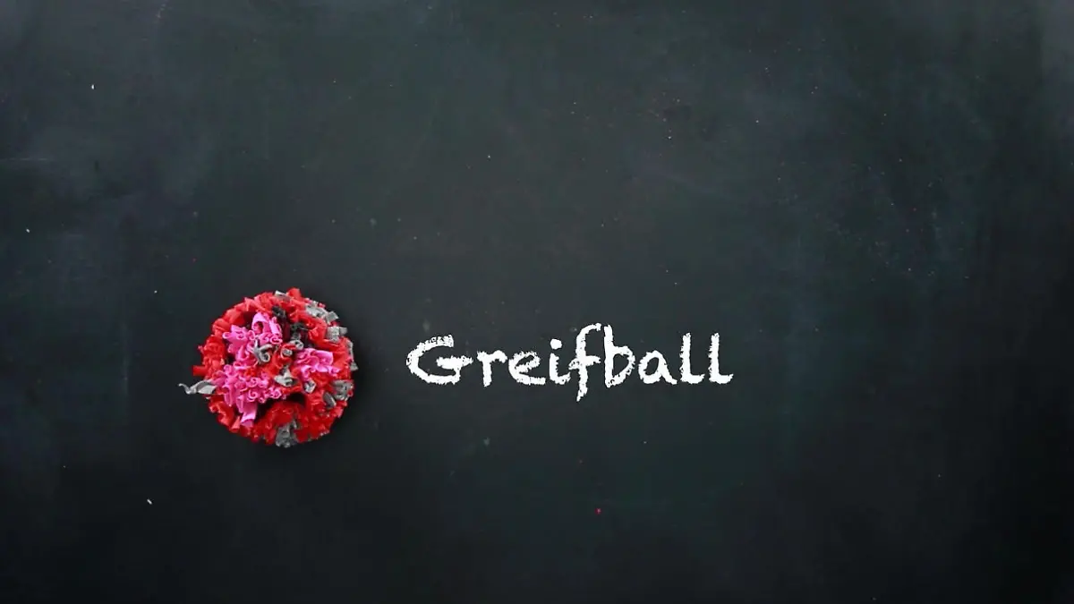 Pompon basteln: Aus alten Shirts wird ein bunter Greifball  Do-it-yourself