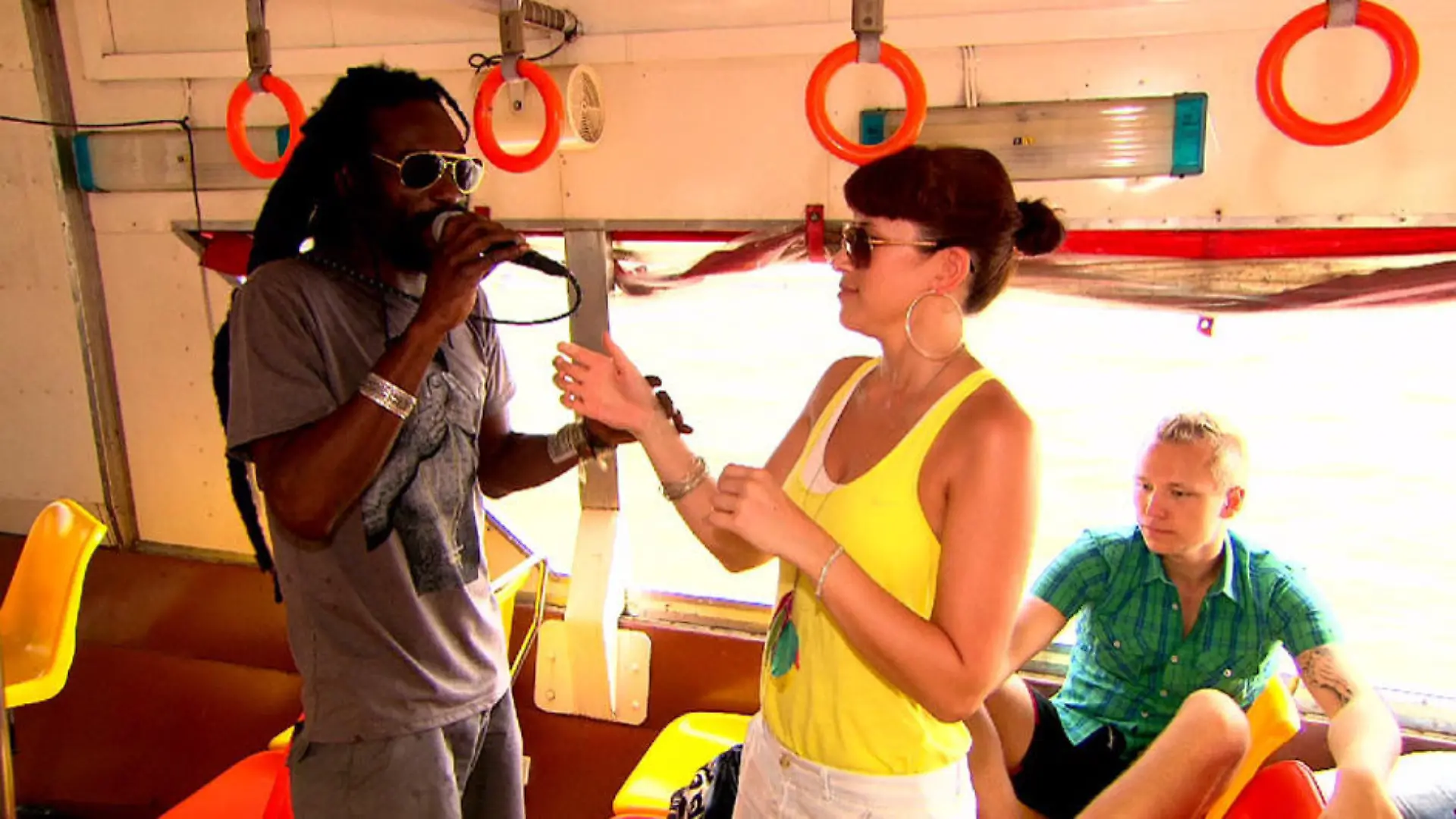 Erica und Fitzroy machen Stimmung im Wassertaxi "One Night in Bangkok" 