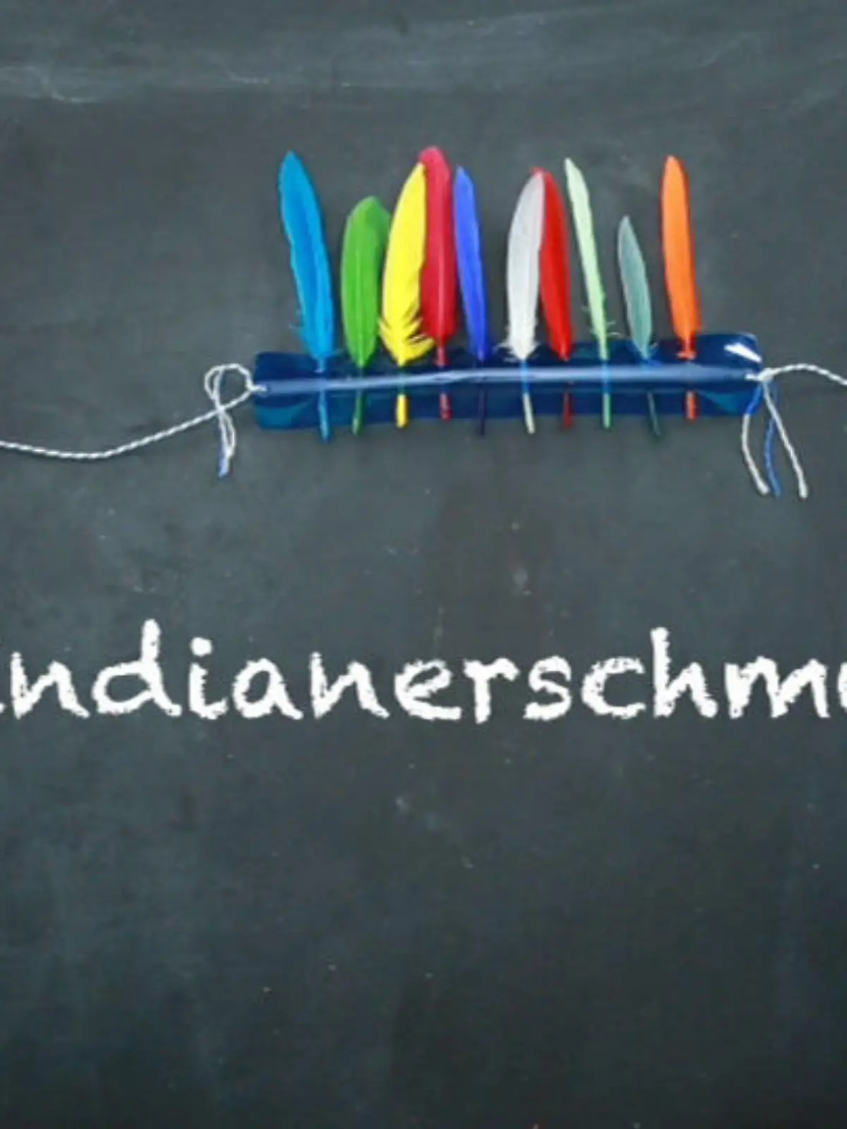 Bild zu: "DIY: Indianerschmuck mit bunten Federn für Winnetou-Fans"