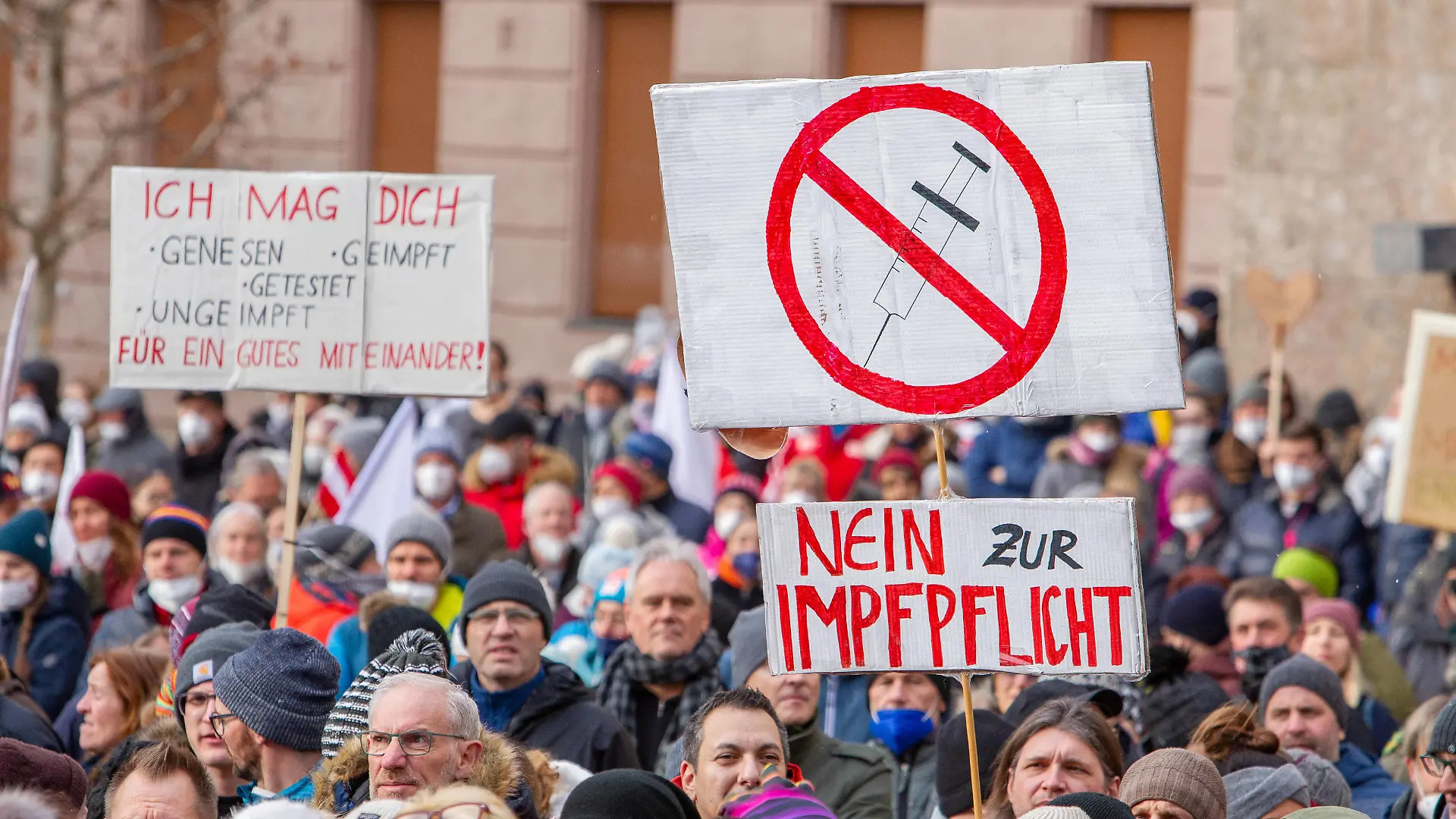 09.01.2022 / Demonstration am Landhausplatz und weiter durch die Innenstadt von Innsbruck, Tirol, Österreich / Demonstration für die Impffreiheit / Demo gegen Corona, Coronavirus, Covid-19 Maßnahmen: Impfpflicht, Impfzwang, Impfen, Lockdown / Motto der Demonstration von Team Tirol: Für unsere Freiheit / FPÖ und MFG ebenfalls dabei *** 09 01 2022 Demonstration at Landhausplatz and further through the city center of Innsbruck, Tyrol, Austria Demonstration for vaccination freedom Demo against Corona, Coronavirus, Covid 19 measures Vaccination obligation, vaccination compulsory, vaccination, lockdown Motto of the demonstration of Team Tirol For our freedom FPÖ and MFG also participating