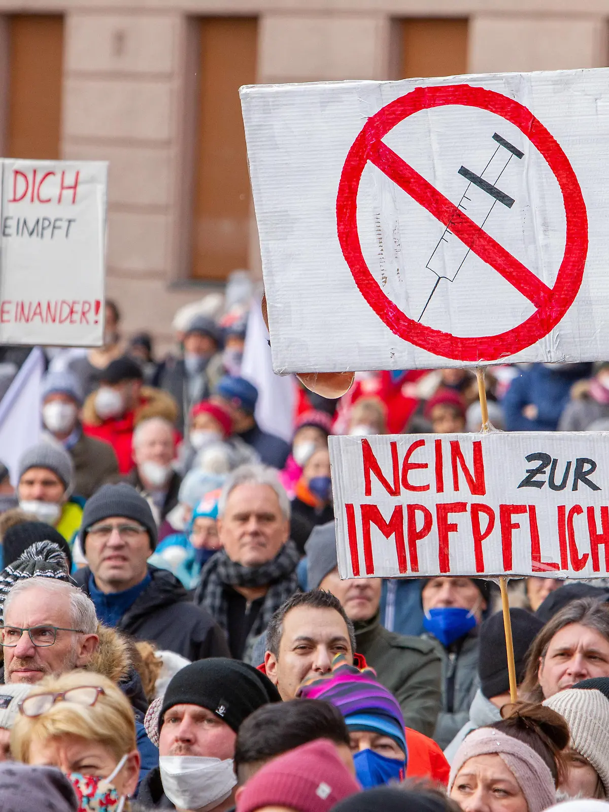  09.01.2022 / Demonstration am Landhausplatz und weiter durch die Innenstadt von Innsbruck, Tirol, Österreich / Demonstration für die Impffreiheit / Demo gegen Corona, Coronavirus, Covid-19 Maßnahmen: Impfpflicht, Impfzwang, Impfen, Lockdown / Motto der Demonstration von Team Tirol: Für unsere Freiheit / FPÖ und MFG ebenfalls dabei *** 09 01 2022 Demonstration at Landhausplatz and further through the city center of Innsbruck, Tyrol, Austria Demonstration for vaccination freedom Demo against Corona, Coronavirus, Covid 19 measures Vaccination obligation, vaccination compulsory, vaccination, lockdown Motto of the demonstration of Team Tirol For our freedom FPÖ and MFG also participating