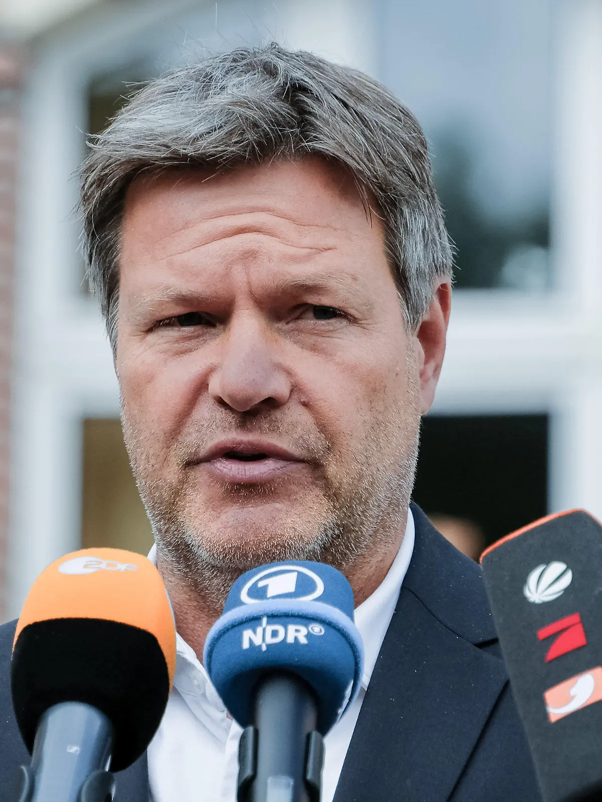 19.06.2022, Schleswig-Holstein, Flensburg: Bundeswirtschaftsminister Robert Habeck (Grüne) äußert sich vor Medienvertretern zur aktuellen Debatte über Gaseinsparungen in Deutschland. Foto: Sebastian Iwersen/dpa +++ dpa-Bildfunk +++
