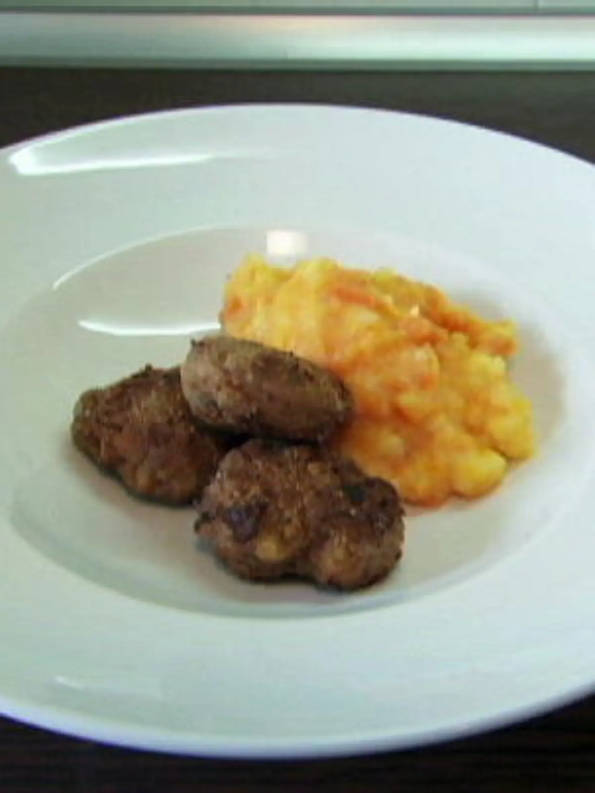 Bild zu: "Hackfleischbällchen mit Möhrengemüse"