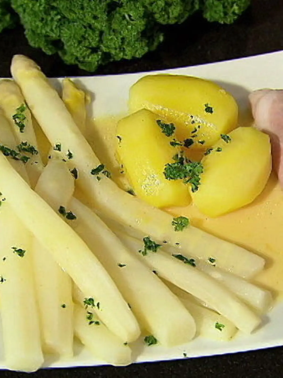 Bild zu: "Spargel mit Kartoffeln, Schinken und Sauce Hollandaise"