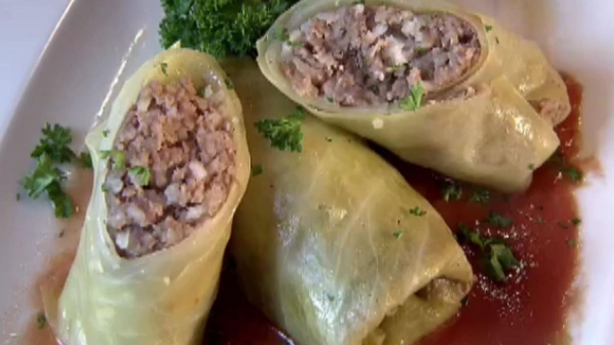 Unser Lieblingsgericht: Kohlrouladen mit Soße - so geht's! Unser Lieblingsgericht: Kohlrouladen mit Soße - so geht's!