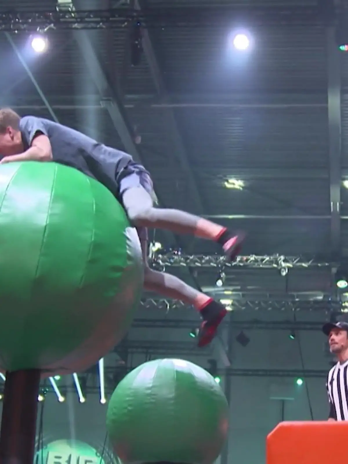 RTL-Reporter Jan Heikrodt wagt sich in den"Big Bounce"-Parcours.