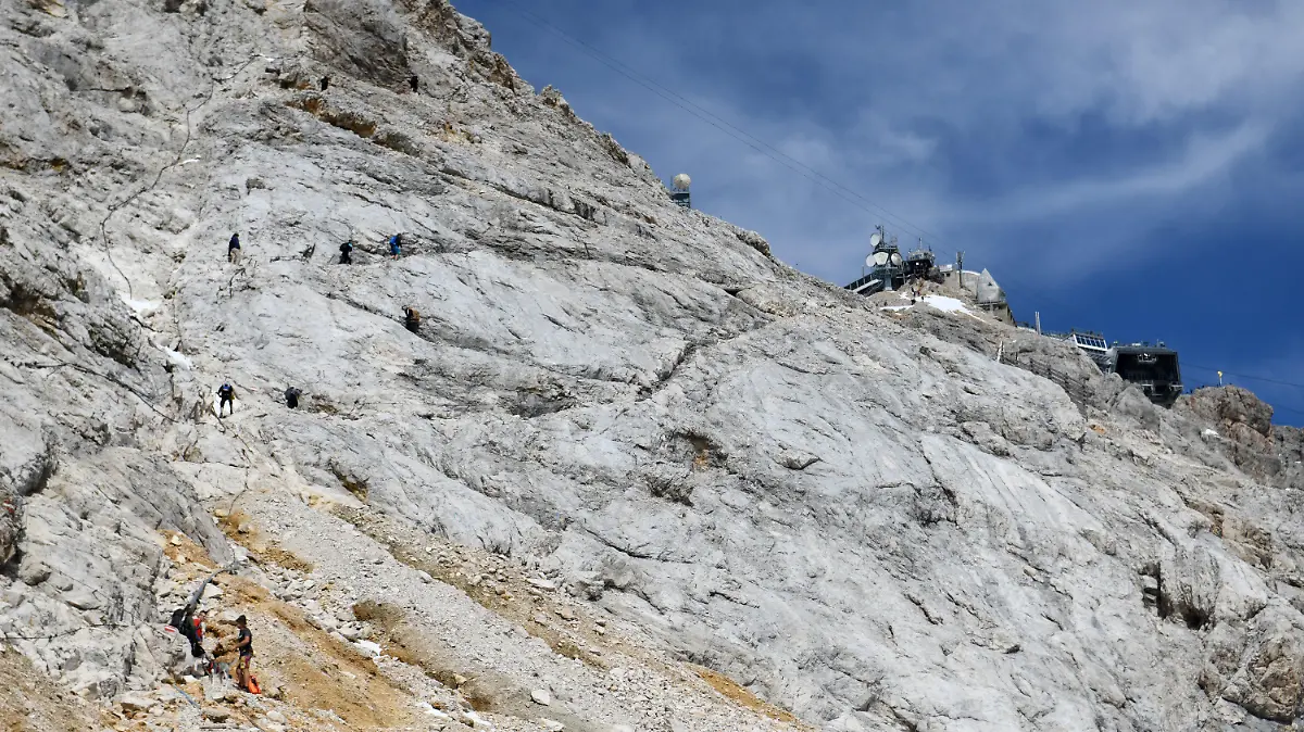 07.09.2021, Bayern, Grainau: Bergsteiger erklimmen die letzte Höhenmeter zum Zugspitzgipfel vom Zugspitzplatt aus. Foto: Angelika Warmuth/dpa +++ dpa-Bildfunk +++