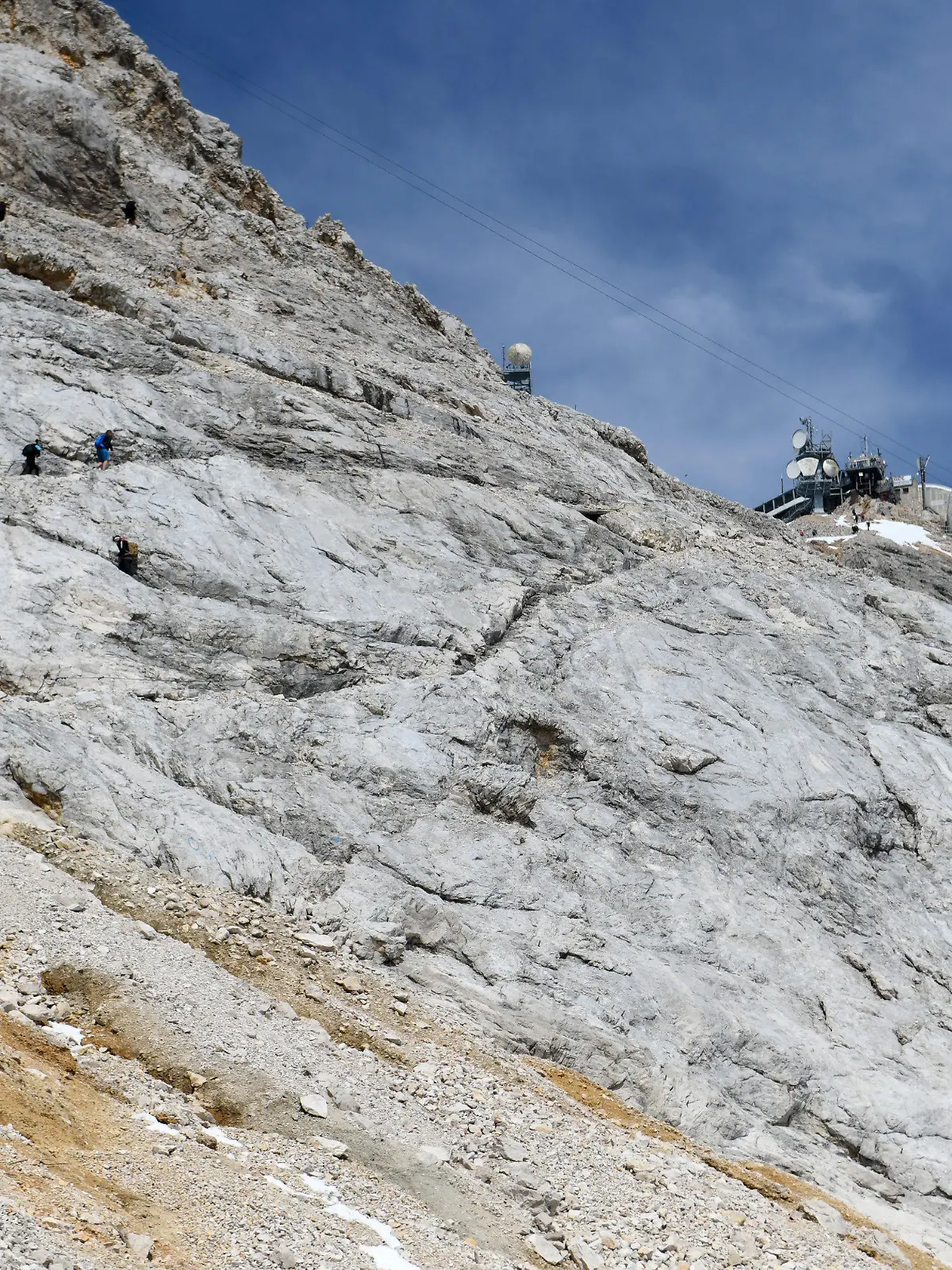 07.09.2021, Bayern, Grainau: Bergsteiger erklimmen die letzte Höhenmeter zum Zugspitzgipfel vom Zugspitzplatt aus. Foto: Angelika Warmuth/dpa +++ dpa-Bildfunk +++