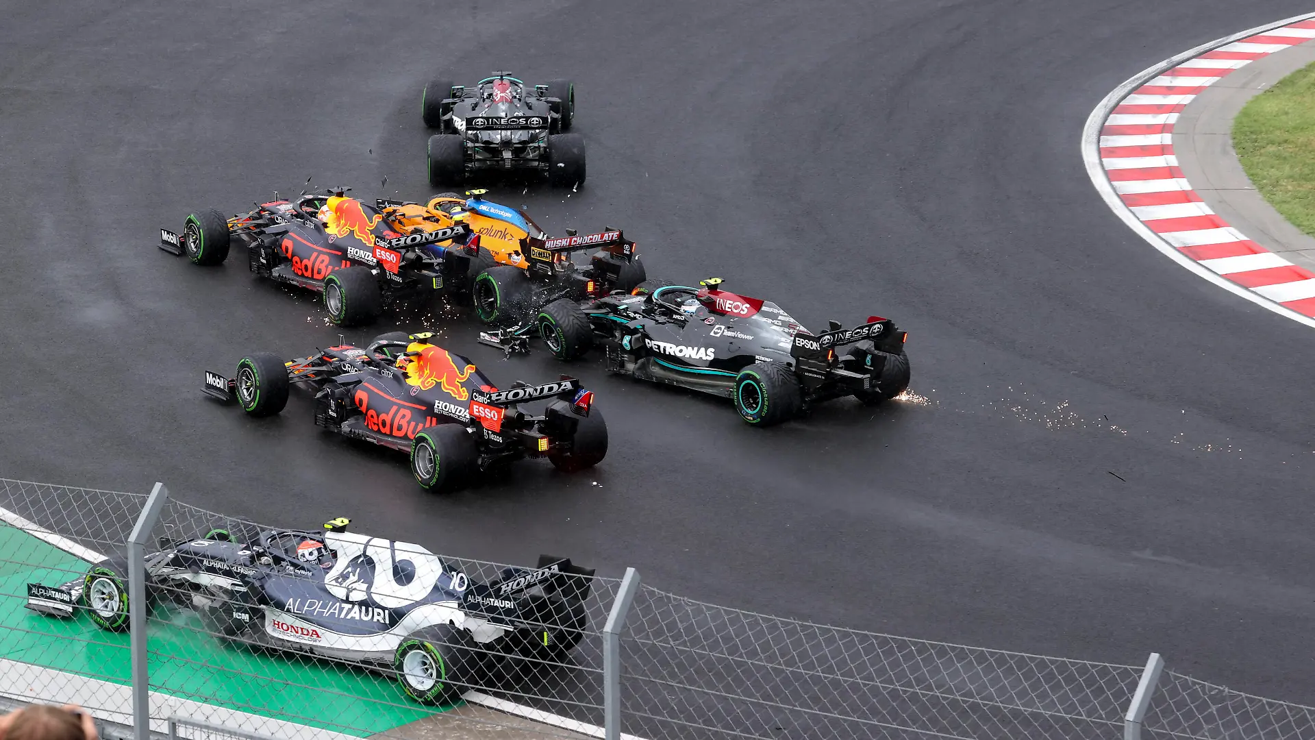 Start, 11 Sergio Perez MEX, Red Bull Racing, 77 Valtteri Bottas FIN, Mercedes-AMG Petronas F1 Team, 33 Max Verstappen NED, Red Bull Racing, 4 Lando Norris GBR, McLaren F1 Team, 44 Lewis Hamilton GBR, Mercedes-AMG Petronas F1 Team, F1 Grand Prix of Hungary at Hungaroring on August 1, 2021 in Budapest, Hungary. Photo by HOCH ZWEI Budapest Hungary *** Start, 11 Sergio Perez MEX, Red Bull Racing , 77 Valtteri Bottas FIN, Mercedes AMG Petronas F1 Team , 33 Max Verstappen NED, Red Bull Racing , 4 Lando Norris GBR, McLaren F1 Team , 44 Lewis Hamilton GBR, Mercedes AMG Petronas F1 Team , F1 Grand Prix of Hungary at Hungaroring on August 1, 2021 in Budapest, Hungary Photo by HOCH ZWEI Budapest Hungary