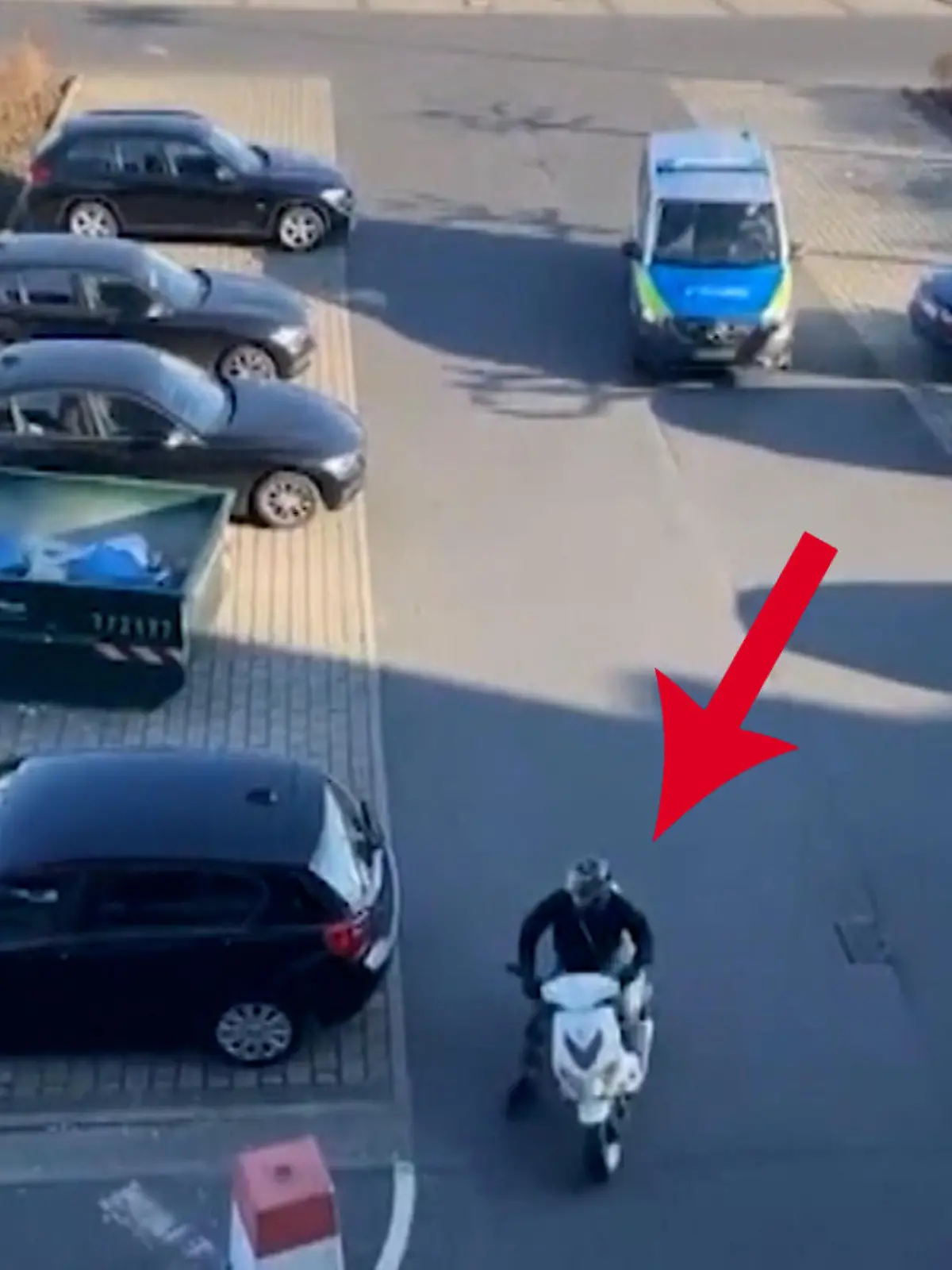 Weil er aus einer Kontrolle entkommen wollte, verfolgt ein Polizeiwagen einen 15-jährigen Rollerfahrer auf dem Parkplatz eines Einkaufscenters in Fulda.