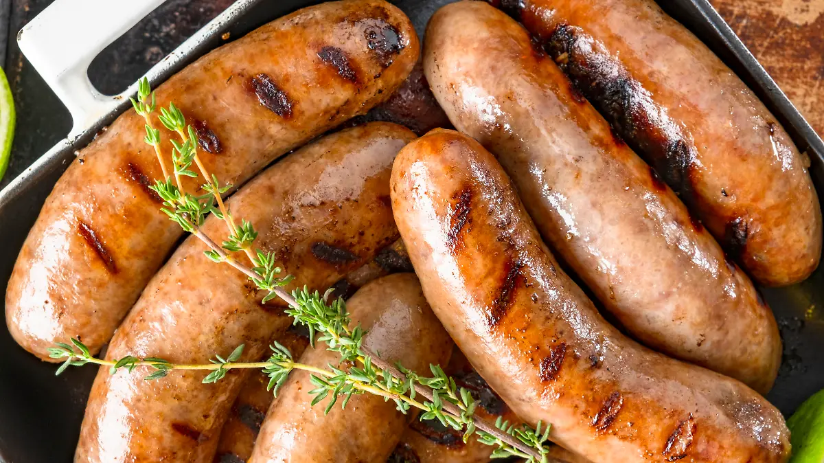 Grillwurst schmeckt nicht nur so, sondern eignet sich auch als tolle Grundlage für einen Salat.