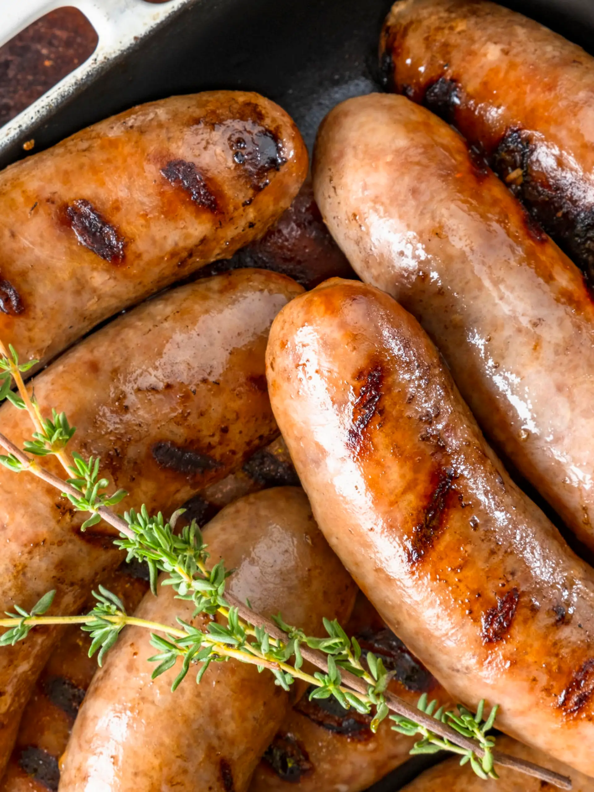 Grillwurst schmeckt nicht nur so, sondern eignet sich auch als tolle Grundlage für einen Salat.