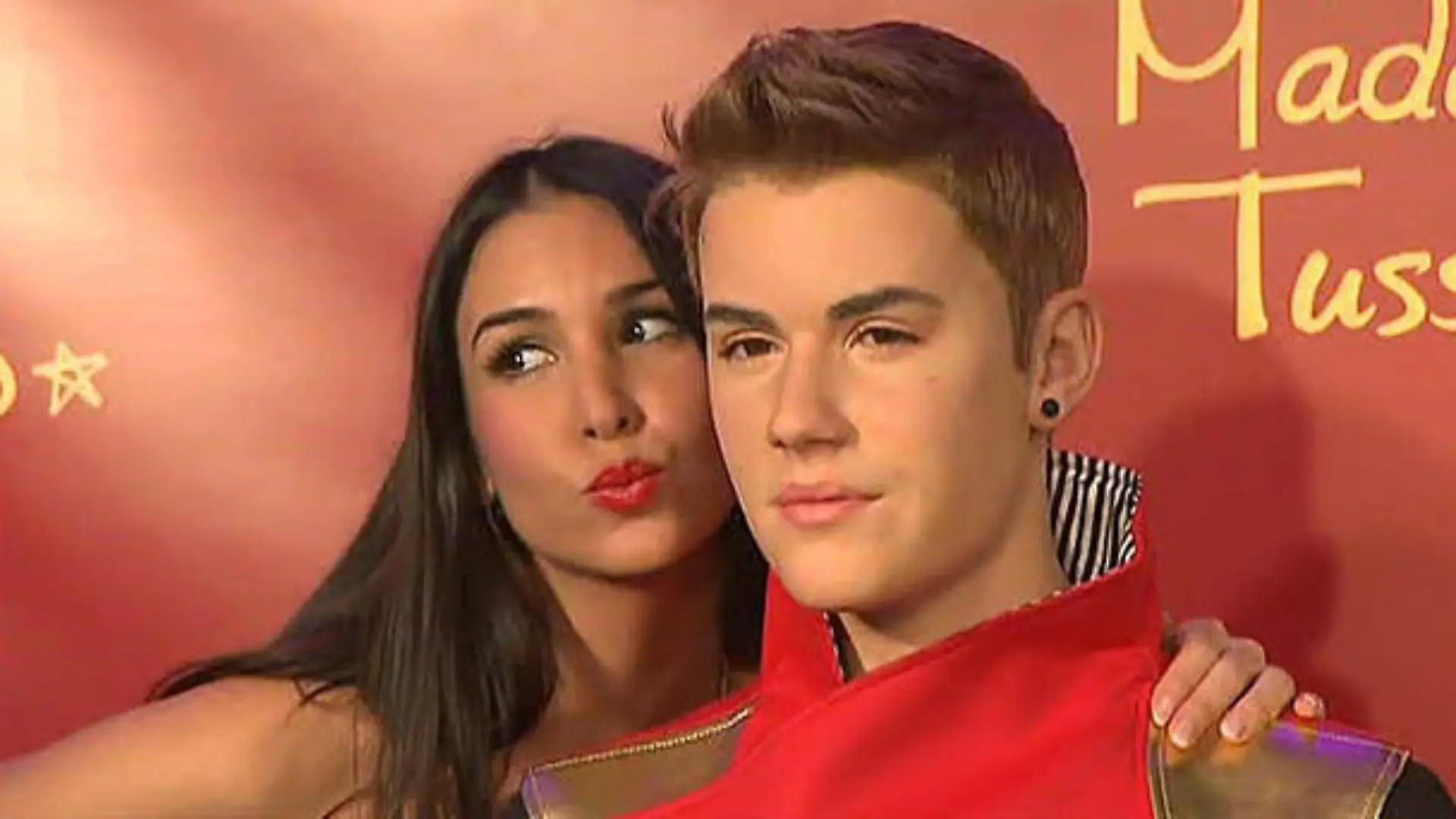 Sila Sahin enthüllt Justin Bieber GZSZ-Star im Wachsfigurenkabinett.