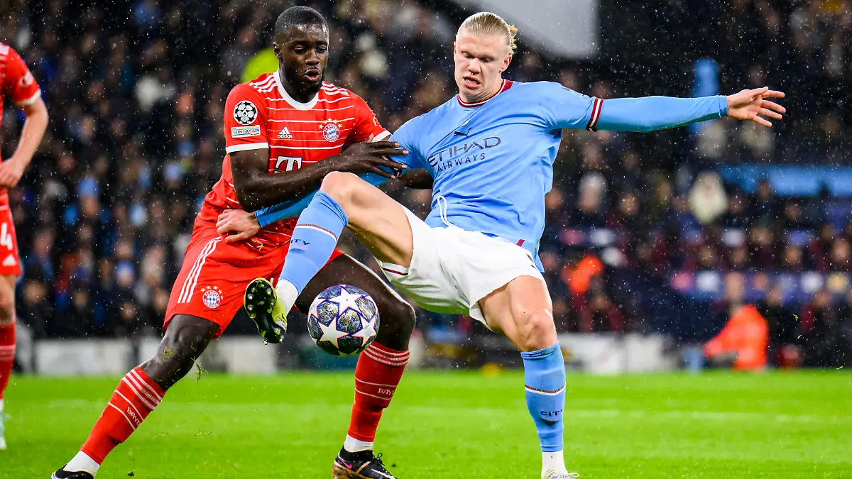 Fußball: Champions League, Manchester City - Bayern München, K.o.-Runde, Viertelfinale, Hinspiele, Etihad Stadium. Manchesters Erling Haaland (r) in Aktion gegen Münchens Dayot Upamecano (l).