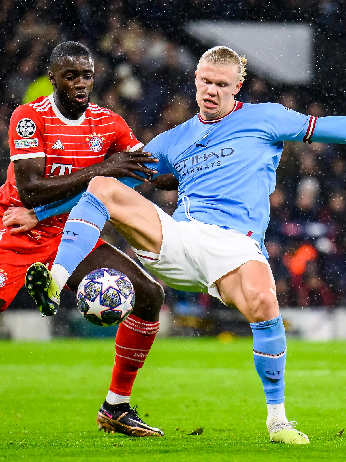 Fußball: Champions League, Manchester City - Bayern München, K.o.-Runde, Viertelfinale, Hinspiele, Etihad Stadium. Manchesters Erling Haaland (r) in Aktion gegen Münchens Dayot Upamecano (l).