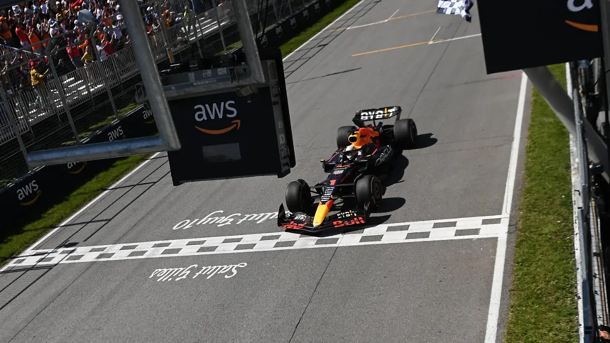 Formula 1 2022: Canadian GP CIRCUIT GILLES-VILLENEUVE, CANADA - JUNE 19: Max Verstappen, Red Bull Racing RB18, 1st position, takes the chequered flag during the Canadian GP at Circuit Gilles-Villeneuve on Sunday June 19, 2022 in Montreal, Canada. Photo by Mark Sutton / Sutton Images Images PUBLICATIONxINxGERxSUIxAUTxHUNxONLY GP2209_203858DSC_4226-2