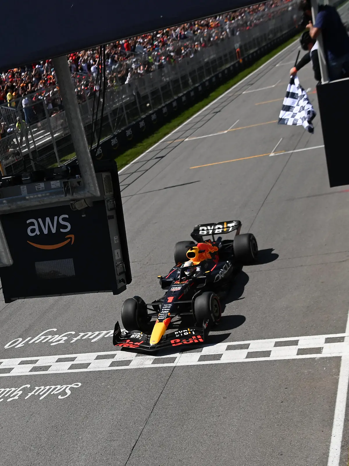  Formula 1 2022: Canadian GP CIRCUIT GILLES-VILLENEUVE, CANADA - JUNE 19: Max Verstappen, Red Bull Racing RB18, 1st position, takes the chequered flag during the Canadian GP at Circuit Gilles-Villeneuve on Sunday June 19, 2022 in Montreal, Canada. Photo by Mark Sutton / Sutton Images Images PUBLICATIONxINxGERxSUIxAUTxHUNxONLY GP2209_203858DSC_4226-2