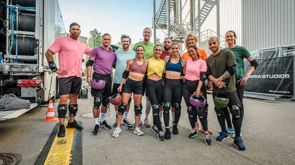 V.l.: Tim Wiese, Rúrik Gíslason, Tom Beck, Sabrina Mockenhaupt-Gregor, Pascal Hens, Elena Miras, Filip Pavlovi?, Lola Weippert, Maria Höfl-Riesch, Sarah Engels, David Odonkor und Kira Walkenhorst.
Die Verwendung des sendungsbezogenen Materials ist nur mit dem Hinweis und Verlinkung auf RTL+ gestattet.