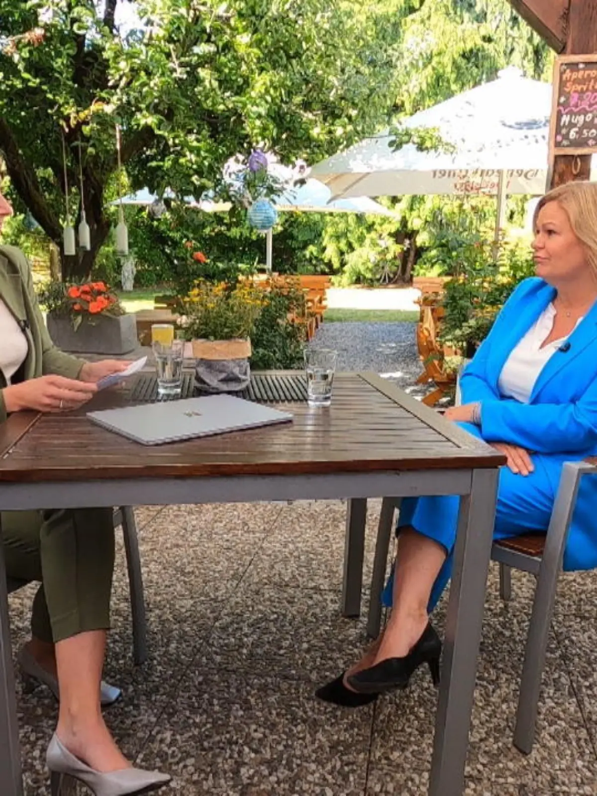Bei den RTL Hessen-Sommerinterviews haben wird diesmal hohen Besuch aus Berlin. Unsere Politik-Reporterin Victoria Enzenauer hat sich mit der Bundesministerin des Inneren und für Heimat Nancy Faeser (SDP) in deren Lieblingslokal in Schwalbach getroffen. Was ihrer Meinung nach in Hessen aktuell so richtig schief läuft und warum man auch mal Fehler eingestehen sollte – im Video.