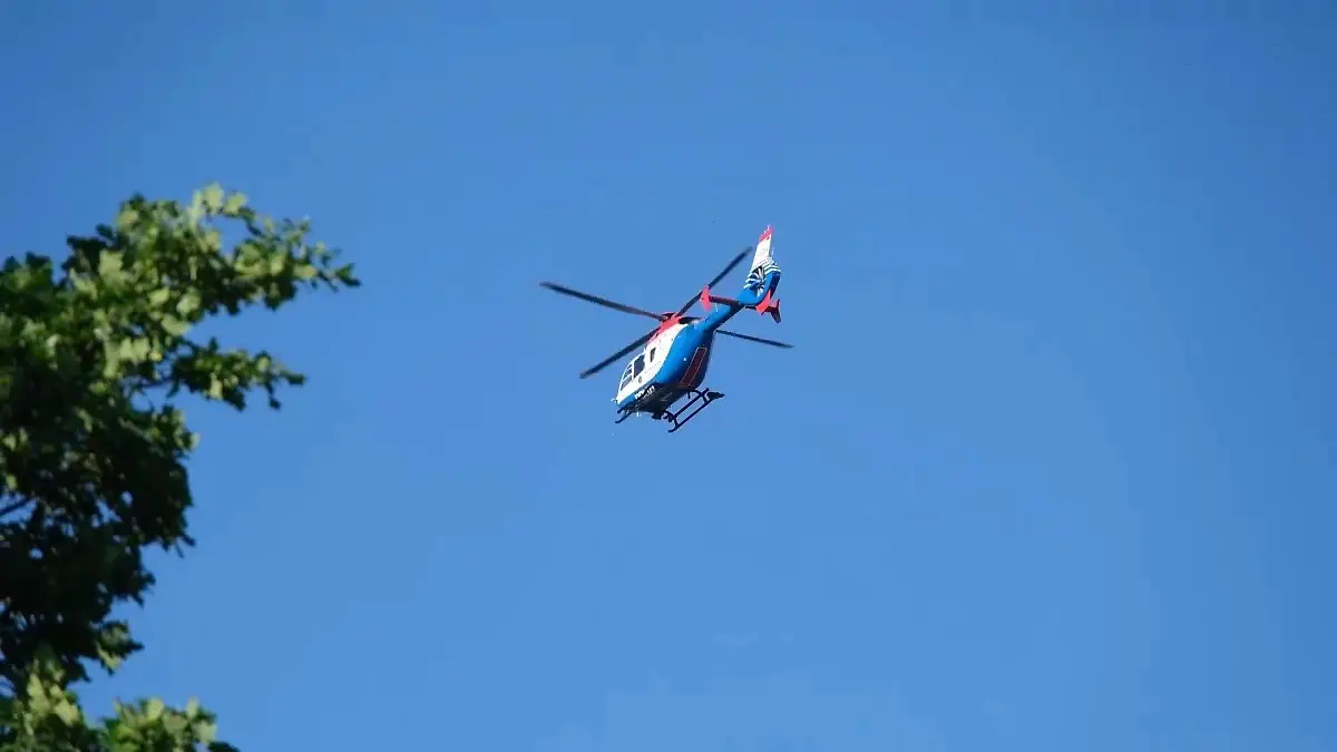 Ein Polizeihubschrauber sucht nach dem flüchtigen Täter.