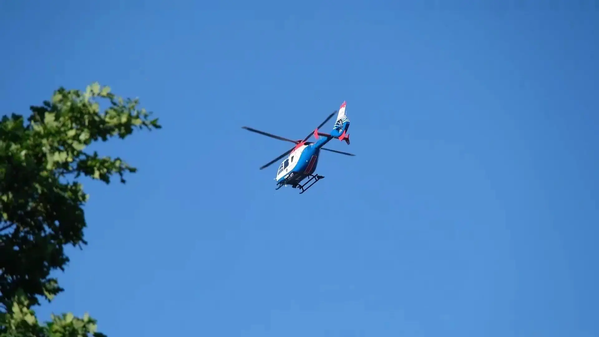 Ein Polizeihubschrauber sucht nach dem flüchtigen Täter.