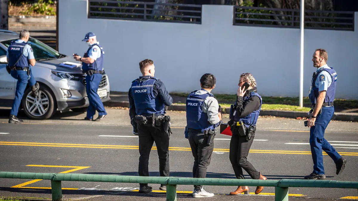 Police set up cordons and search area around a suburb of Auckland following reports of multiple stabbings, in New Zealand, Thursday, June 23, 2022. Authorities say a man wounded some people in a stabbing rampage in a New Zealand city before bystanders brought him to the ground. (Michael Craig/New Zealand Herald via AP)