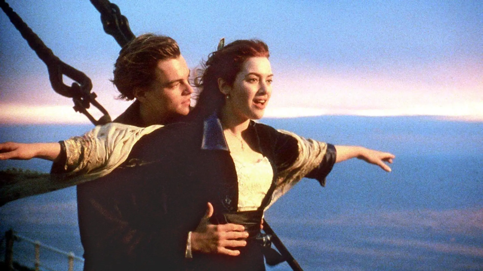 Leonardo DiCaprio als Jack Dawson und Kate Winslet als Rose DeWitt Bukater in einer Szene des Films «Titanic» (undatiertes Handout). James Camerons Melodram eroberte vor rund 14 Jahren weltweit die Kinosäle. Bald kommt das Drama mit Kate Winslet und Leonardo DiCaprio wieder ins Kino - diesmal in 3D. Foto: 20th Century Fox (zu dpa-Themenpaket «100 Jahre Untergang der Titanic» vom 15.03.2012 - ACHTUNG: Verwendung nur für redaktionelle Zwecke im Zusammenhang mit der Berichterstattung über den Film und bei Urheber-Nennung) +++(c) dpa - Bildfunk+++