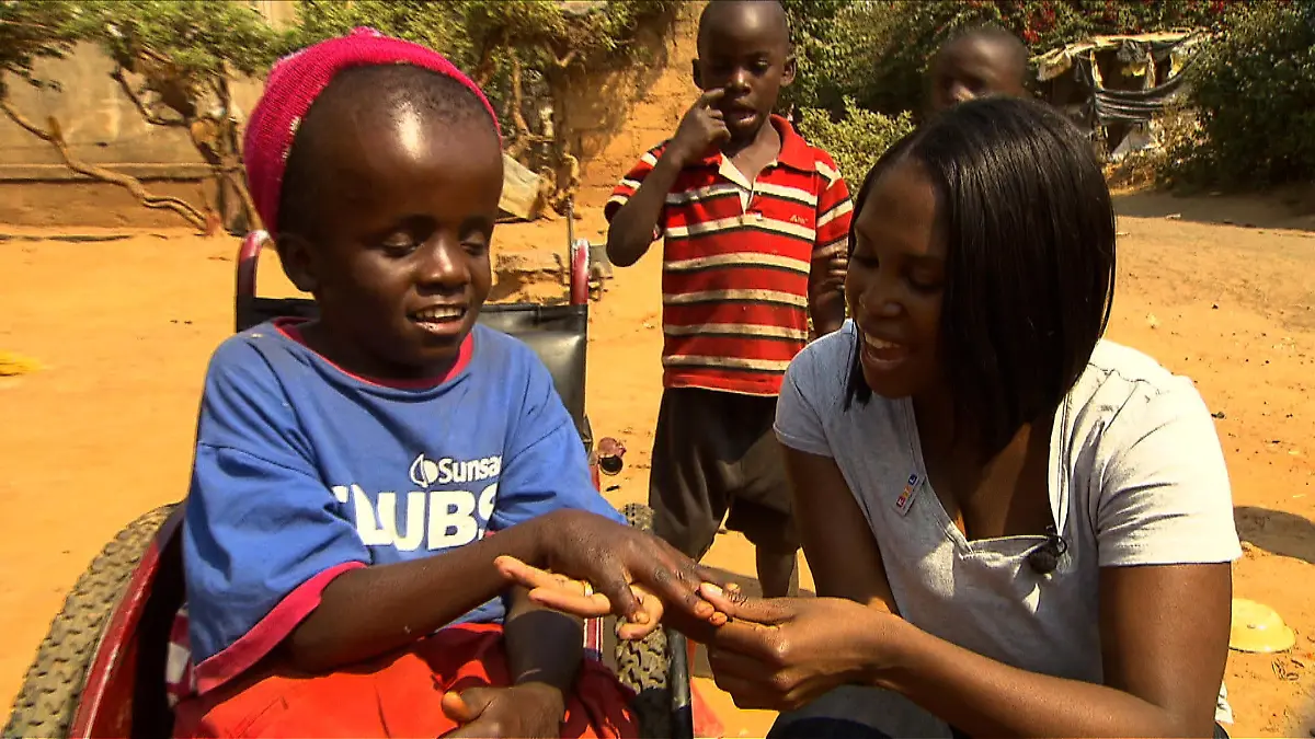 Motsi Mabuse besucht behinderte Kinder in Afrika Projektpatin für die Stiftung RTL