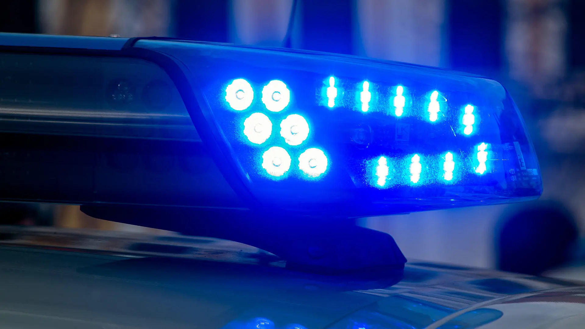 ARCHIV - 09.03.2020, Sachsen-Anhalt, Magdeburg: Ein Blaulicht der Polizei leuchtet auf. Die Zahl der Angriffe gegen Polizisten ist in den vergangenen Jahren in Sachsen-Anhalt gestiegen. (zu dpa «Angriffe auf Polizisten zuletzt häufiger») Foto: Klaus-Dietmar Gabbert/dpa-Zentralbild/dpa +++ dpa-Bildfunk +++