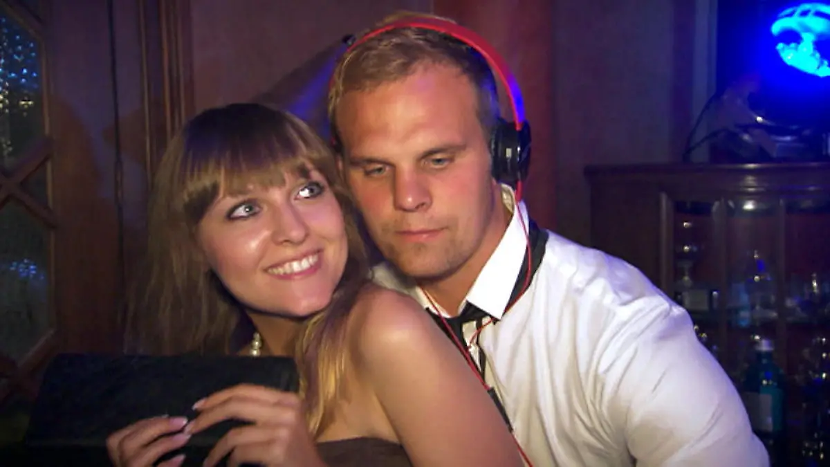 Jenny ist hin und weg von Gunther als DJ Es knistert auf der Schlossparty