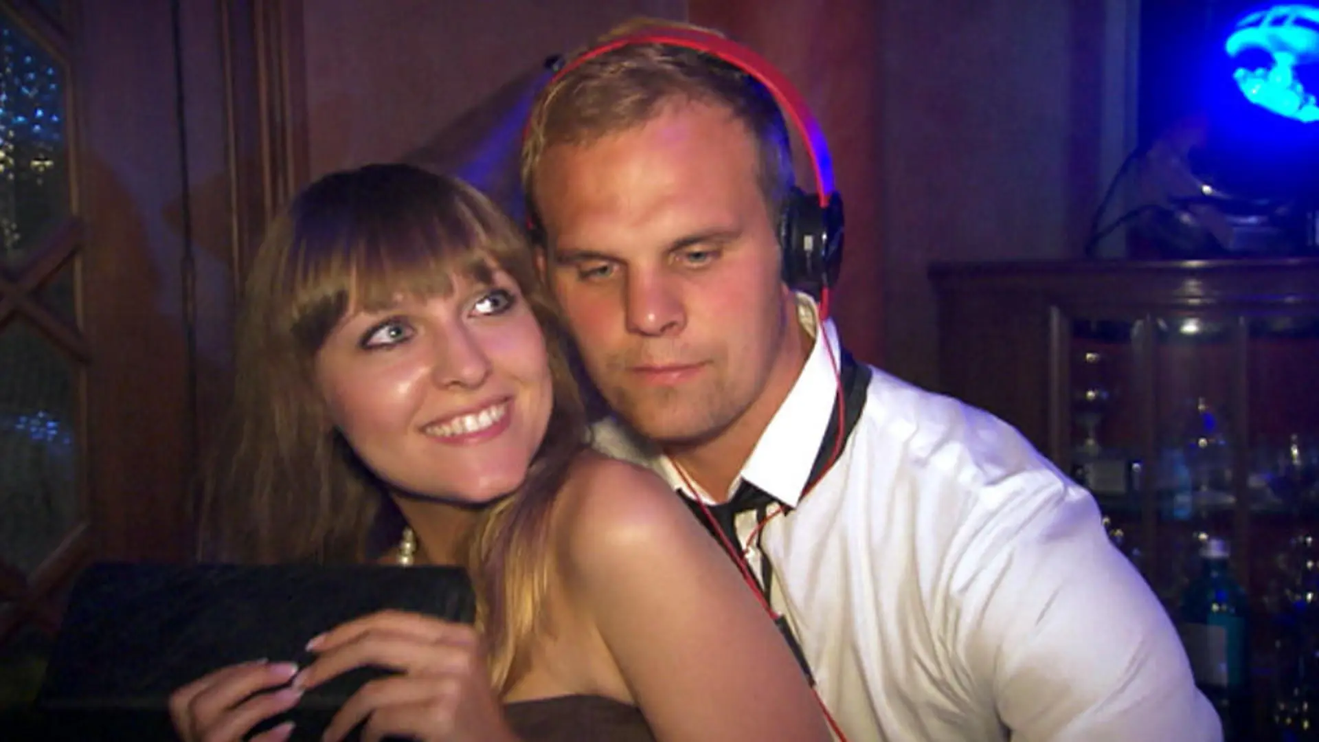 Jenny ist hin und weg von Gunther als DJ Es knistert auf der Schlossparty