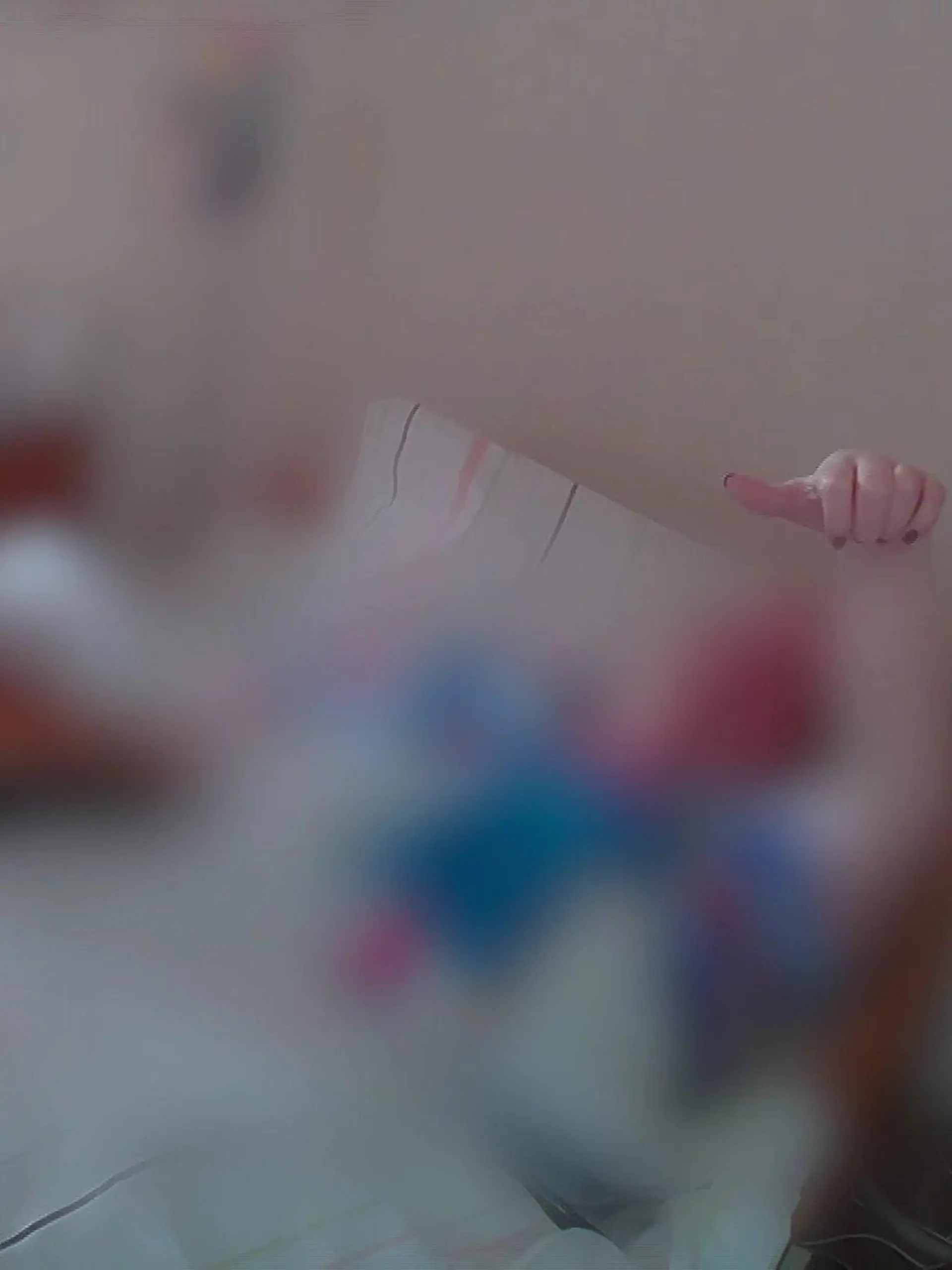 Eine Pflegeheimbewohnerin ohne Sprachvermögen gibt Handzeichen zur Verständigung (Bild gepixelt)