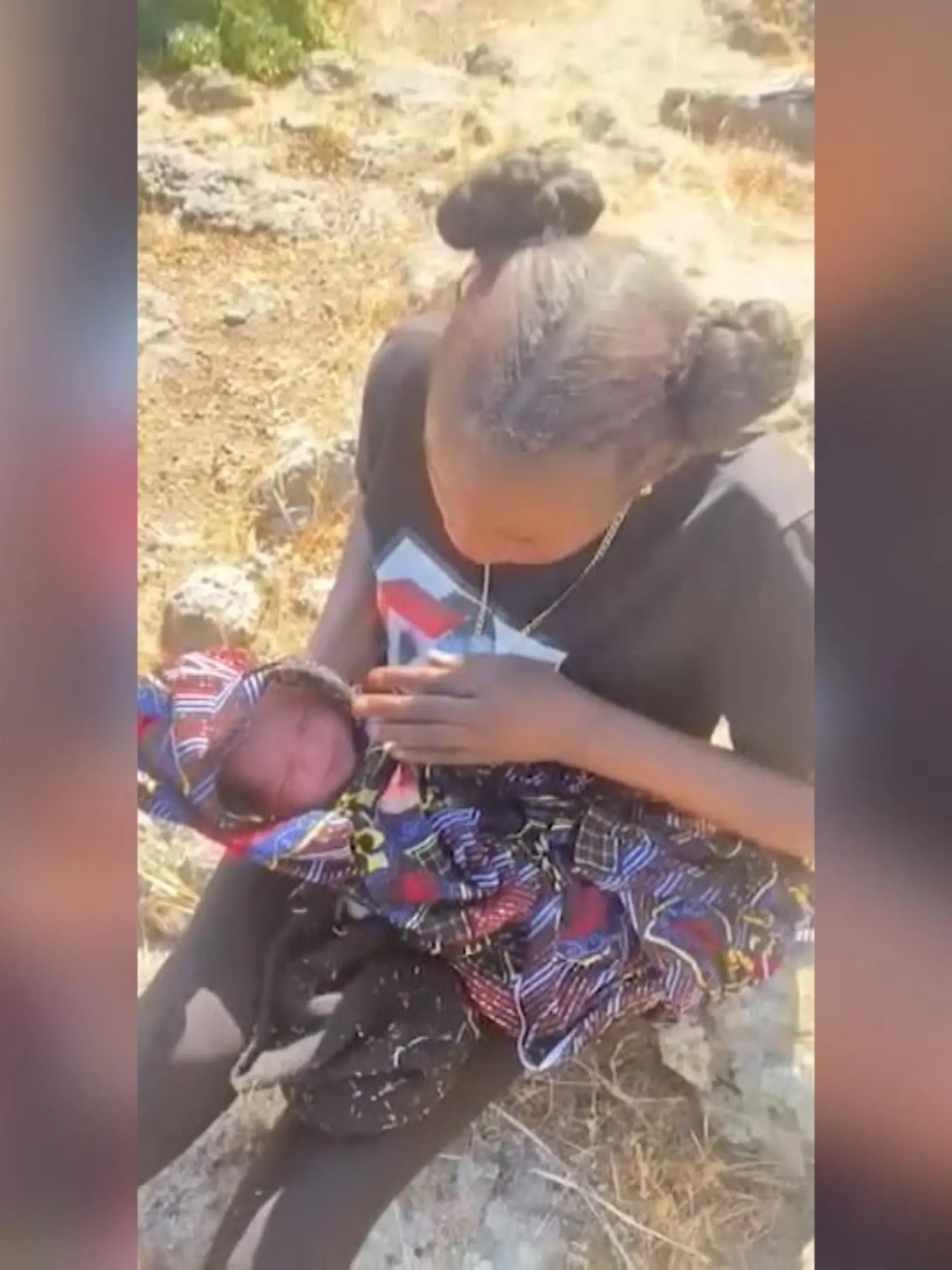Auf der griechischen Insel Barbalias hat eine Frau aus Eritrea ein Baby zur Welt gebracht - mitten im Nirgendwo und ohne ärztliche Versorgung.